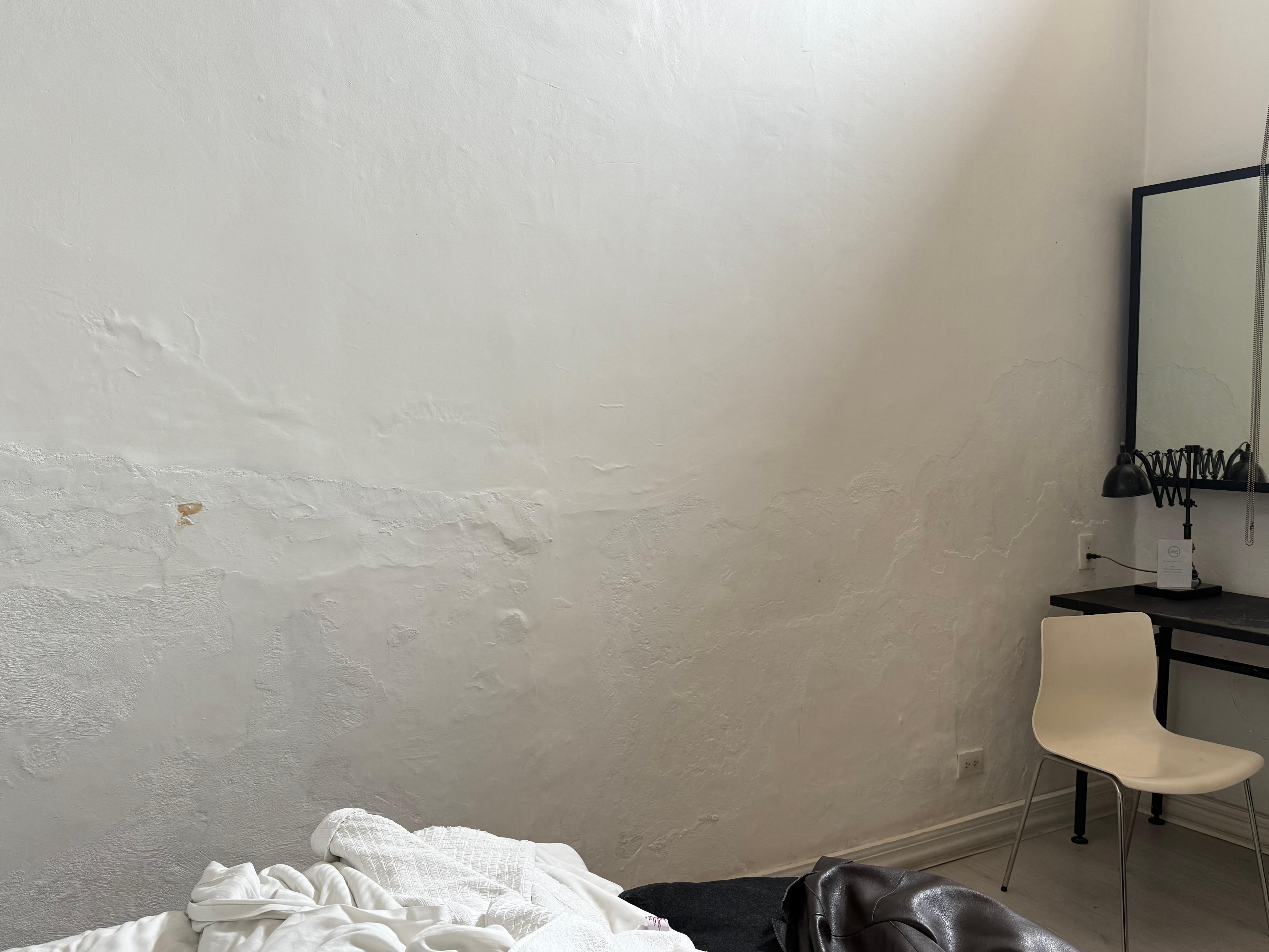 En general a todo le falta una pintada, esta es la pared del cuarto 2.