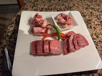焼肉レストランのセットメニューの牛肉、豚肉、鶏肉。おいしかったです。