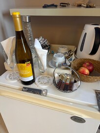 The complimentary welcome.