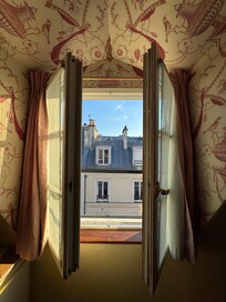 ルルレモンマルトルの部屋の窓から