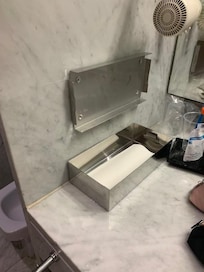 Dopo due girorni che era caduto abbiamo fatto l'osservazione sempre mostrando la foto alla reception, purtroppo malgrado le nostre reclamazioni è rimasto così!!