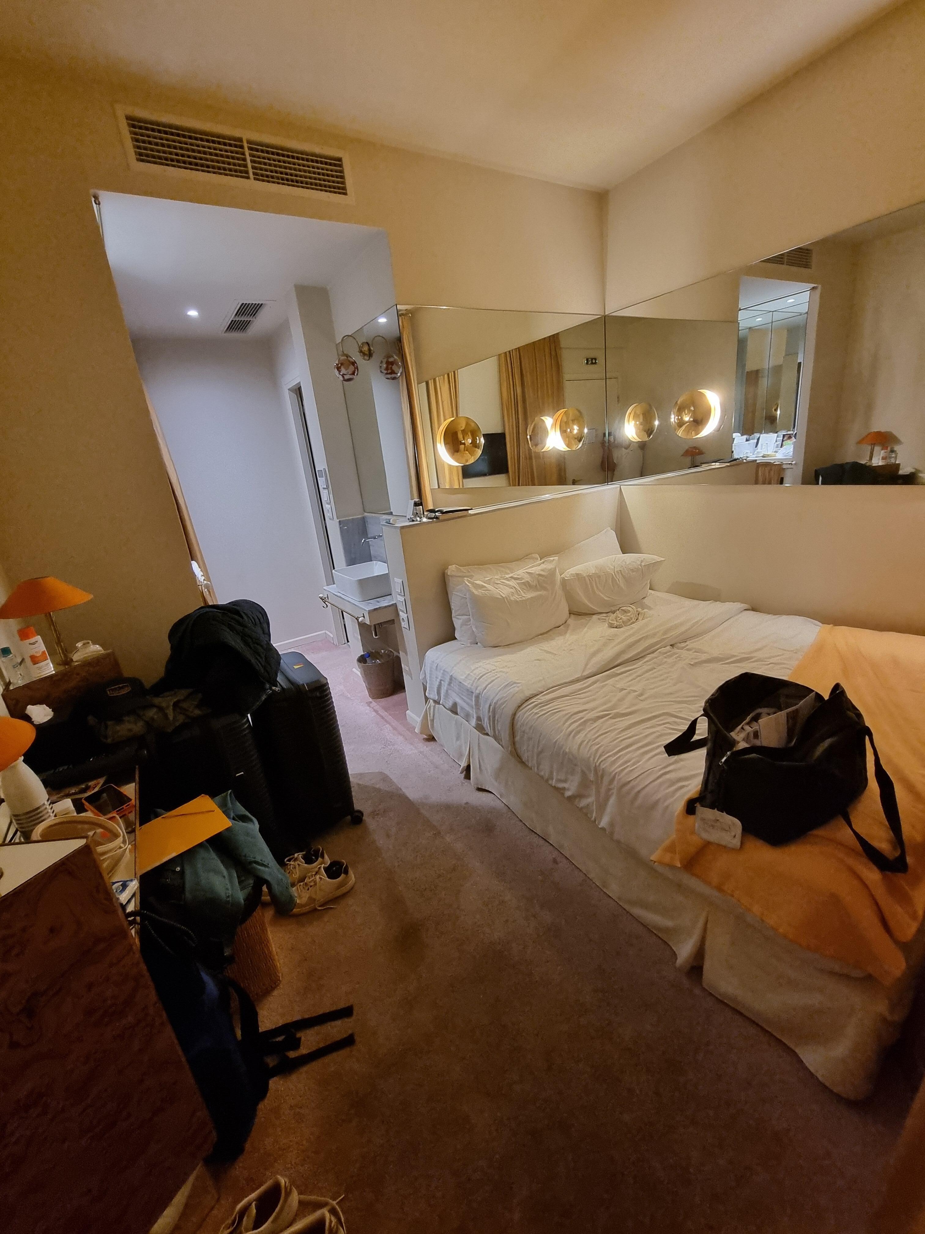 Grandes valises s'abstenir, ne rentrent pas dans le placard