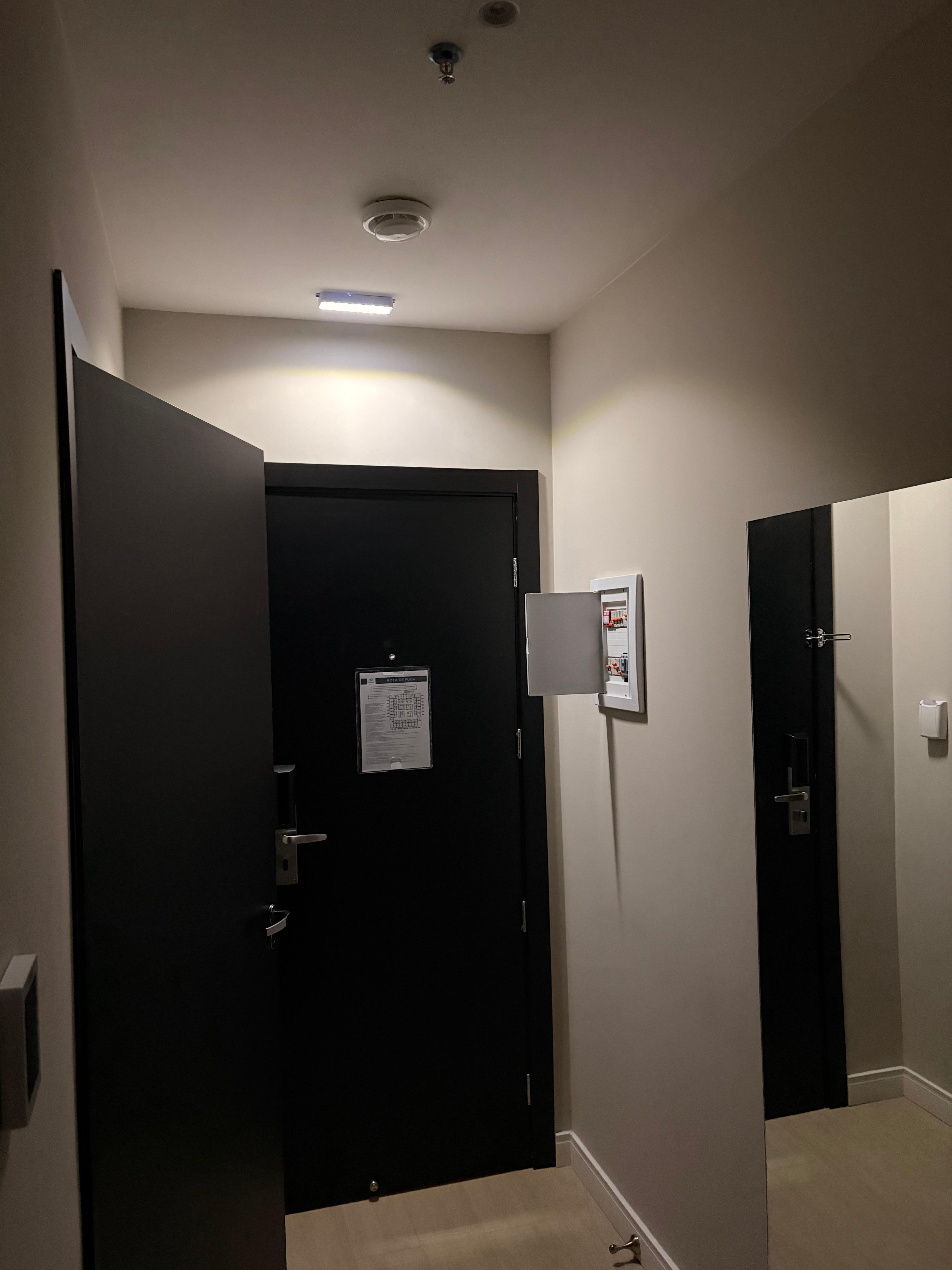 Luz de emergência acesa às 2:30 da manhã, ar condicionado desligado.. nem mexendo no quadro resolveu 