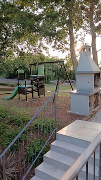 Grillstelle und Spielplatz