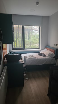 Sehr schmales Bett. Lüften nur mit Lärm möglich.