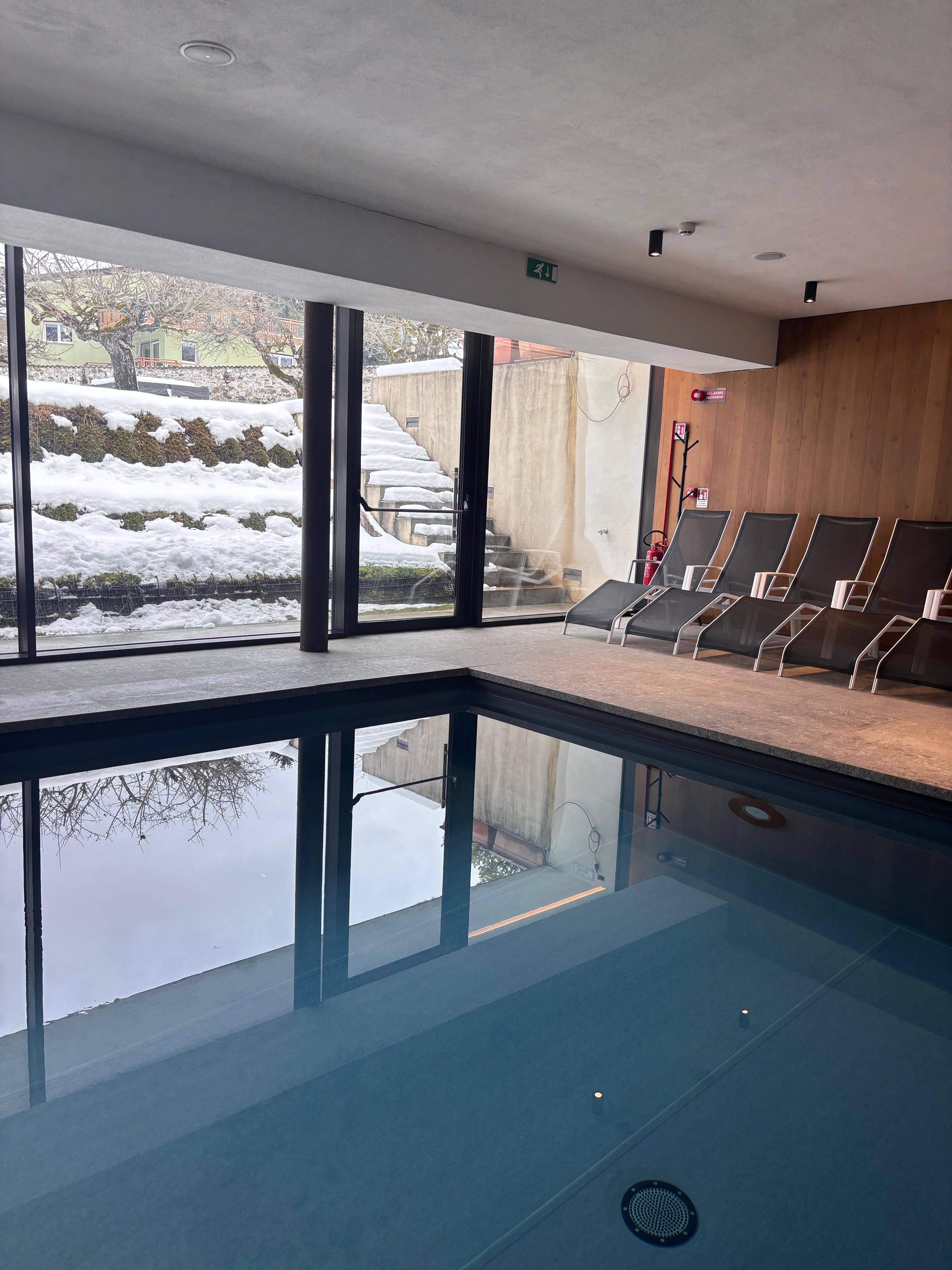 Schwimmbad gut erhitzt, ausreichend für die Größe des Hotels.