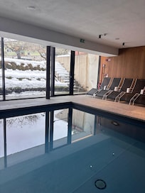 Schwimmbad gut erhitzt, ausreichend für die Größe des Hotels.