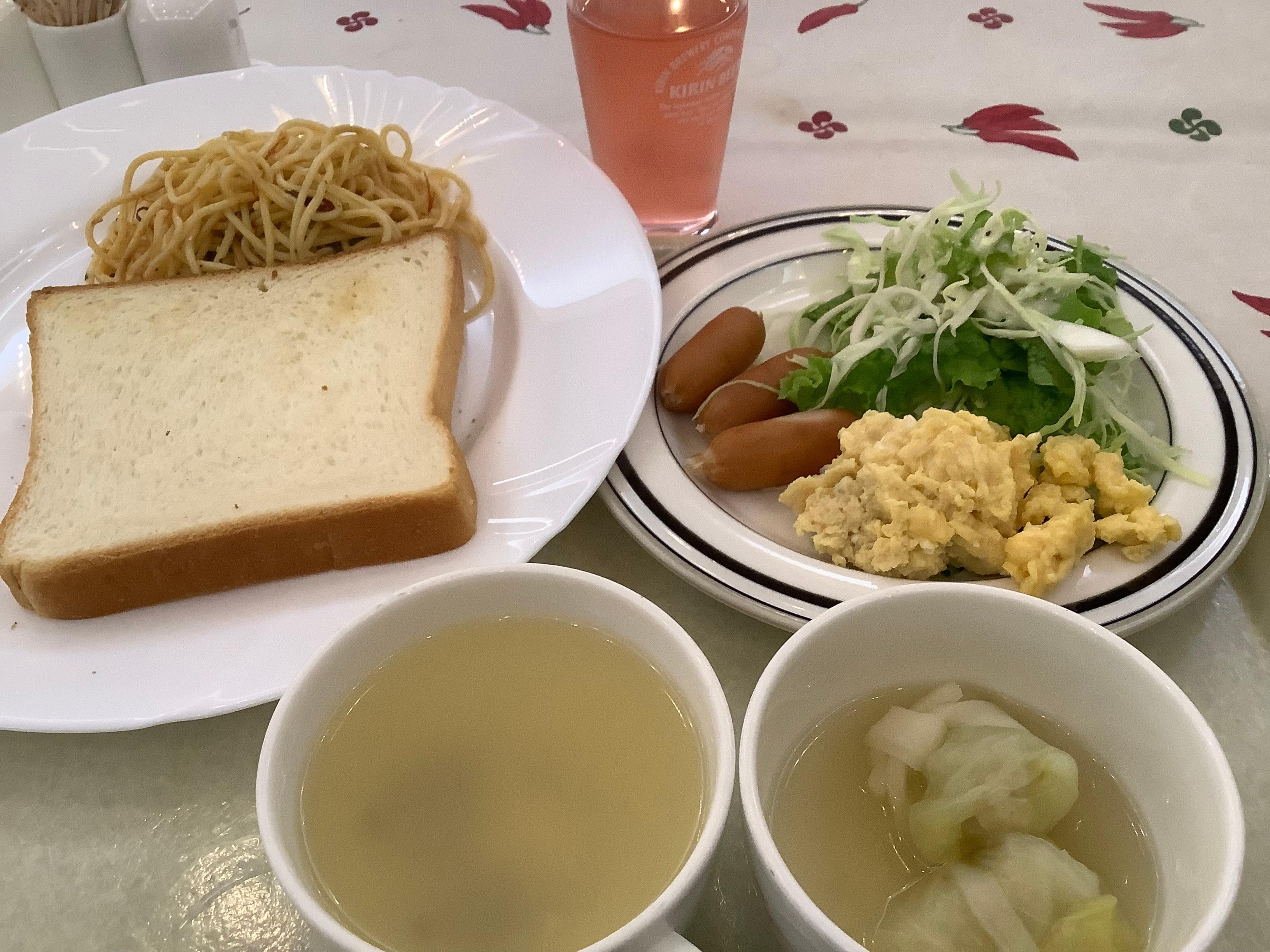 朝食風景🍴パンの日🍞パスタも香ばしくて美味しい