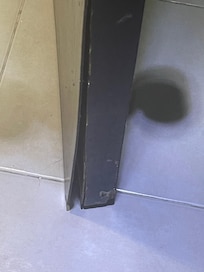 Puerta del baño en mal estado.
