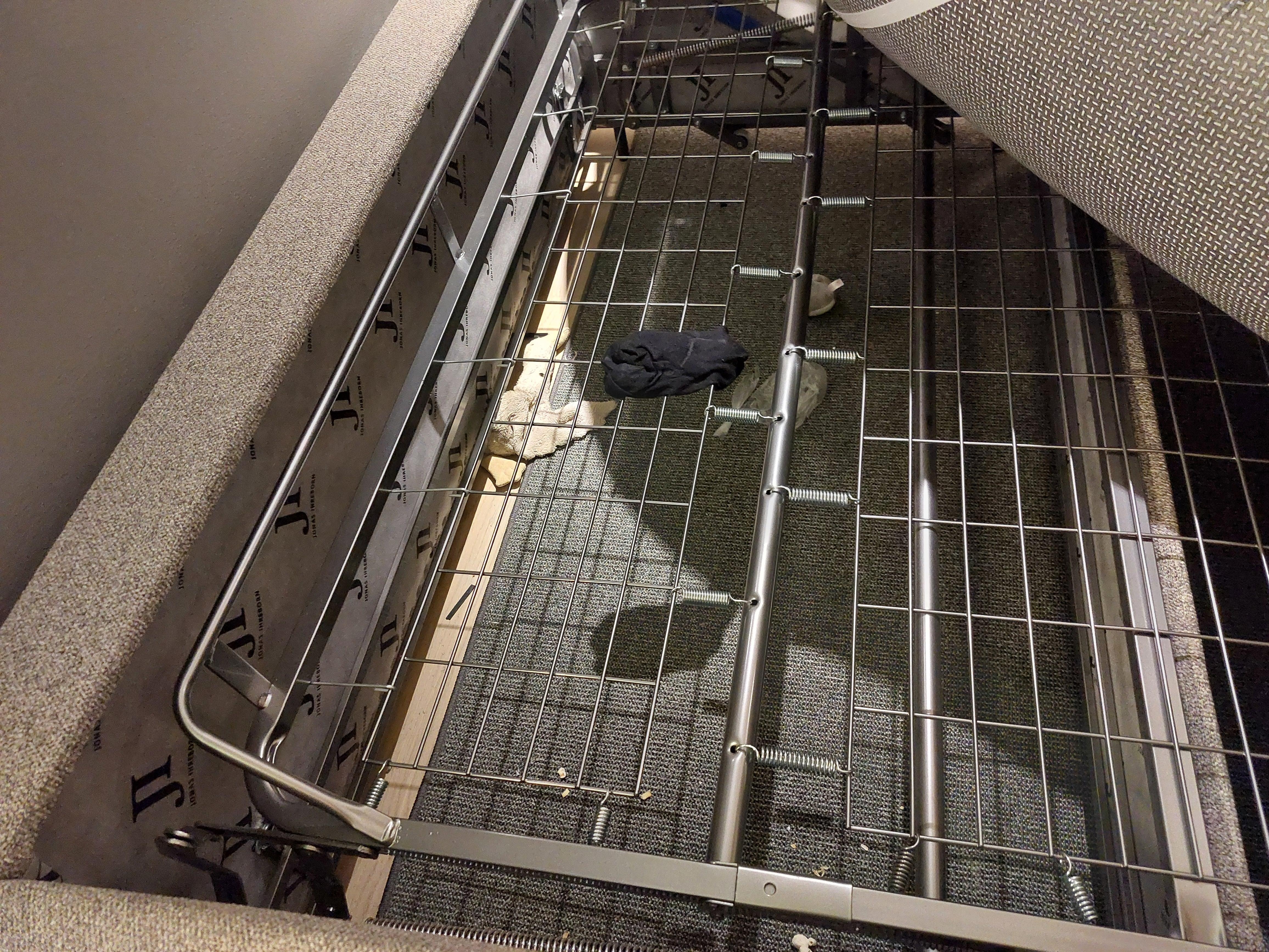 Använda sockor, 1 plastpåse och 2 kvarglömda gossedjur