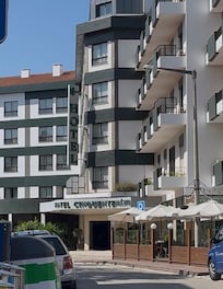 Hotel outside ease access to the town