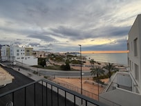 Vägen och strandpromenaden nedanför lägenhetshotellet.