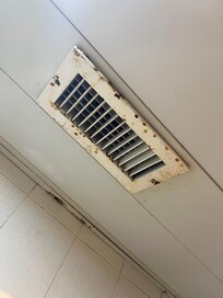 ventil över duschen där det verkar vara fettdroppar