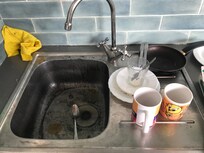 Toda la cocina negra junto con las paellas. Muy antiguo.