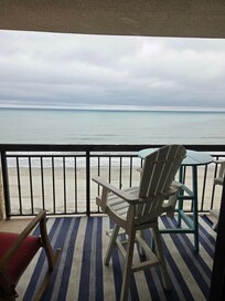 Watching the ocean from the sliding door, it was a little rainy.