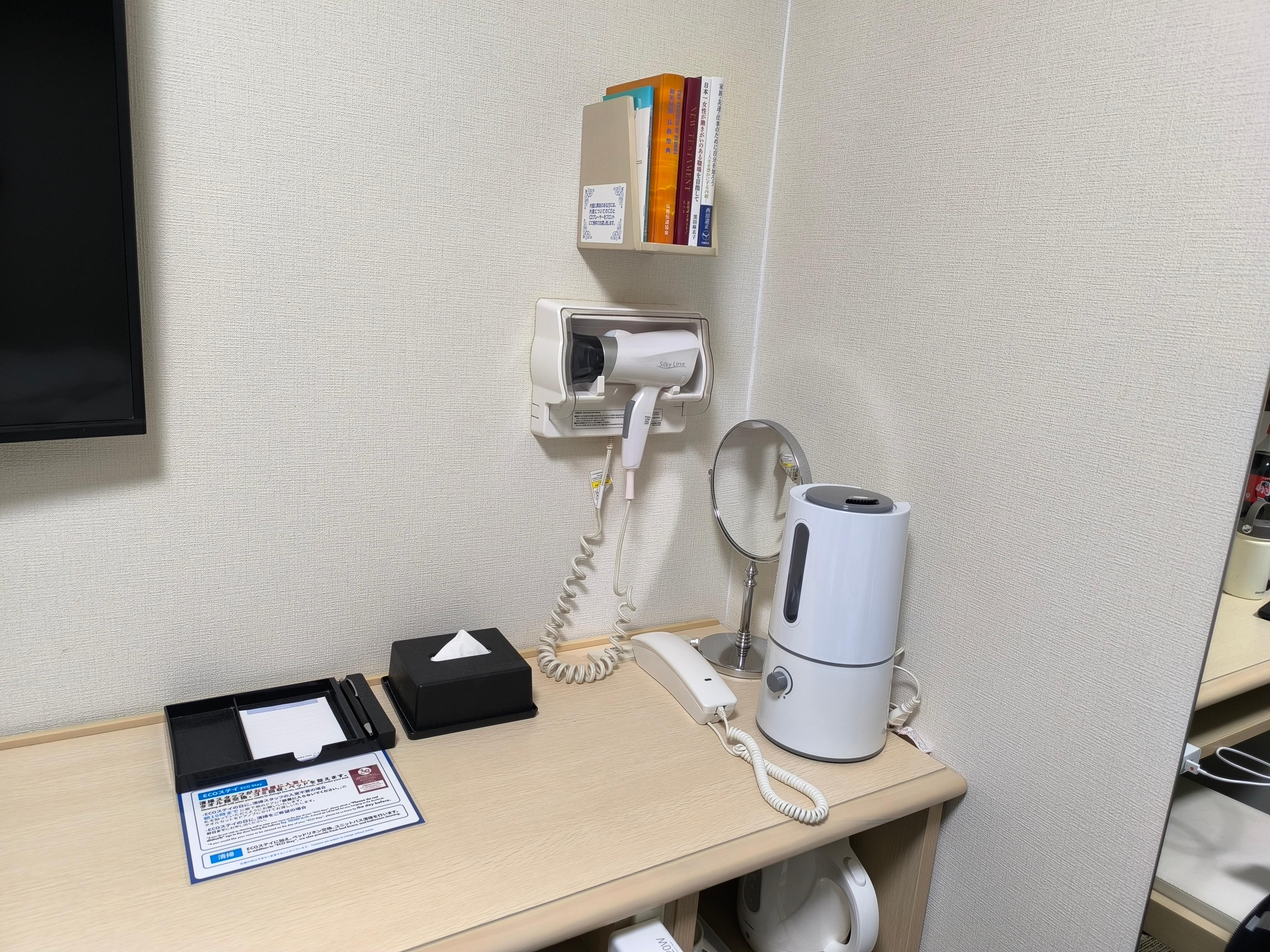 吹風機、加溼機、冷氣、電視、Wi-Fi  基本設施齊全。