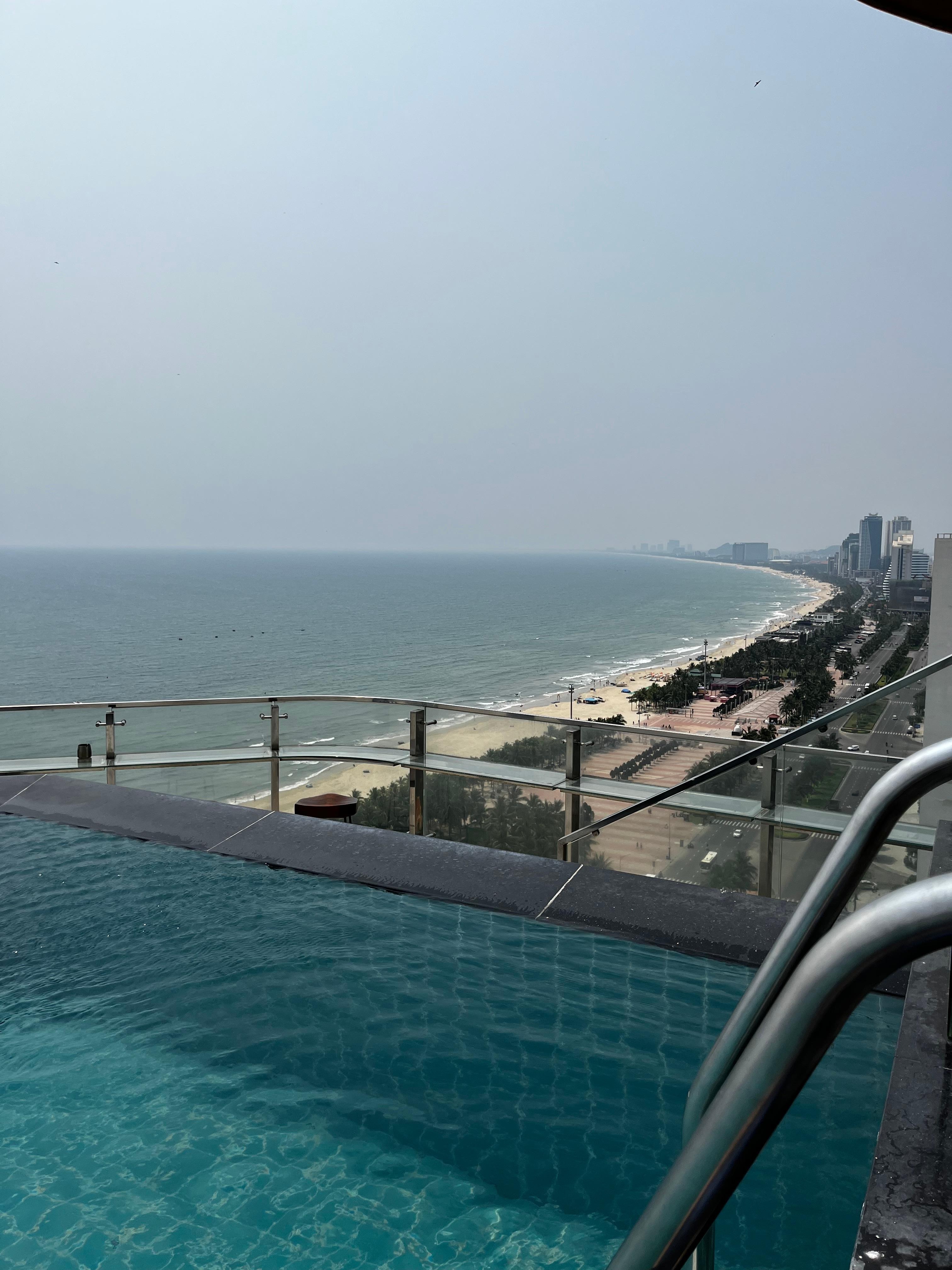 最上階のインフィニティは人も少なく時間帯ではプライベートプールにも