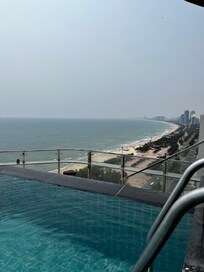 最上階のインフィニティは人も少なく時間帯ではプライベートプールにも