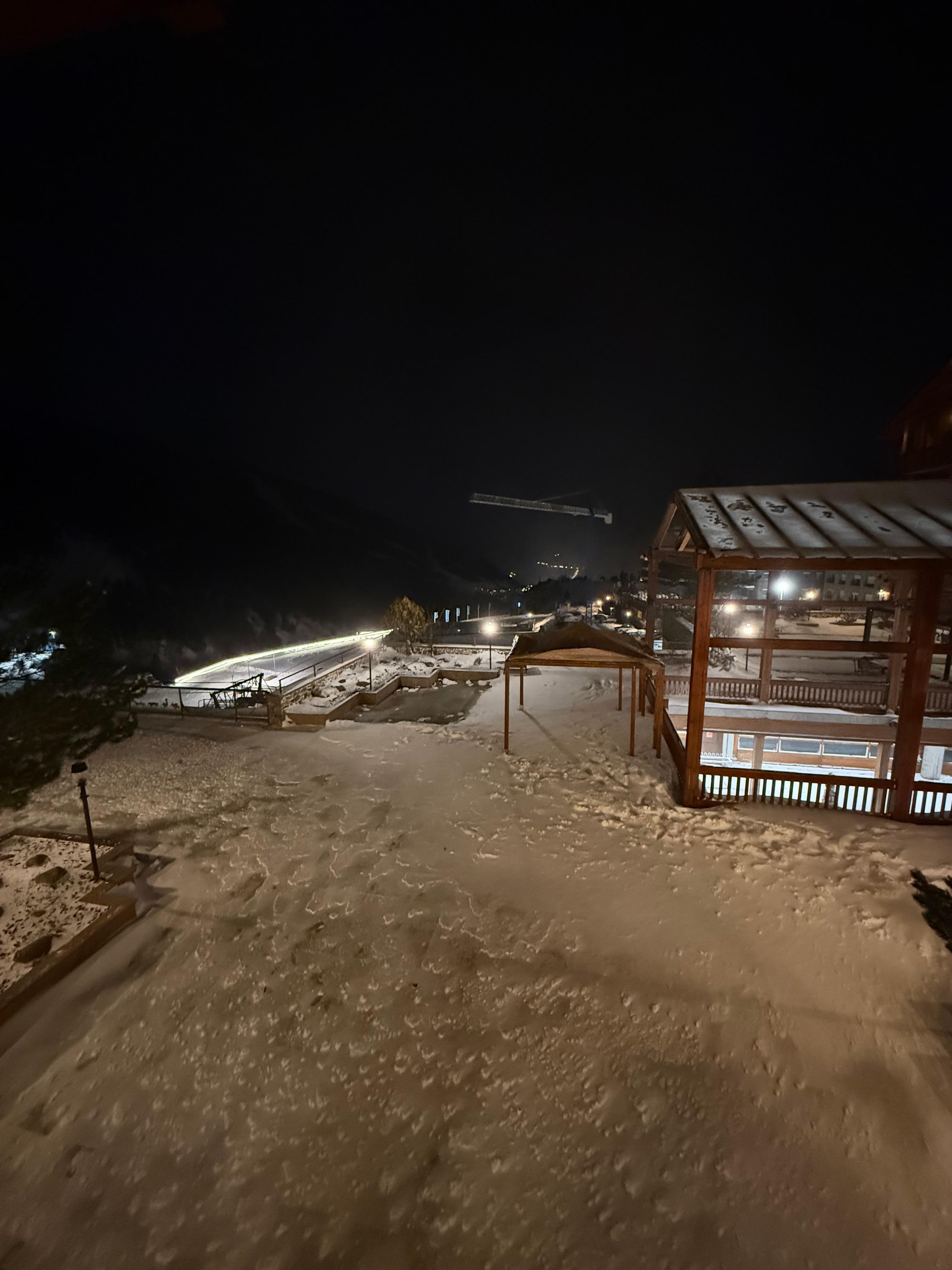 Vista lateral do saguão, a estação de ski fica literalmente embaixo 