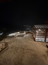 Vista lateral do saguão, a estação de ski fica literalmente embaixo