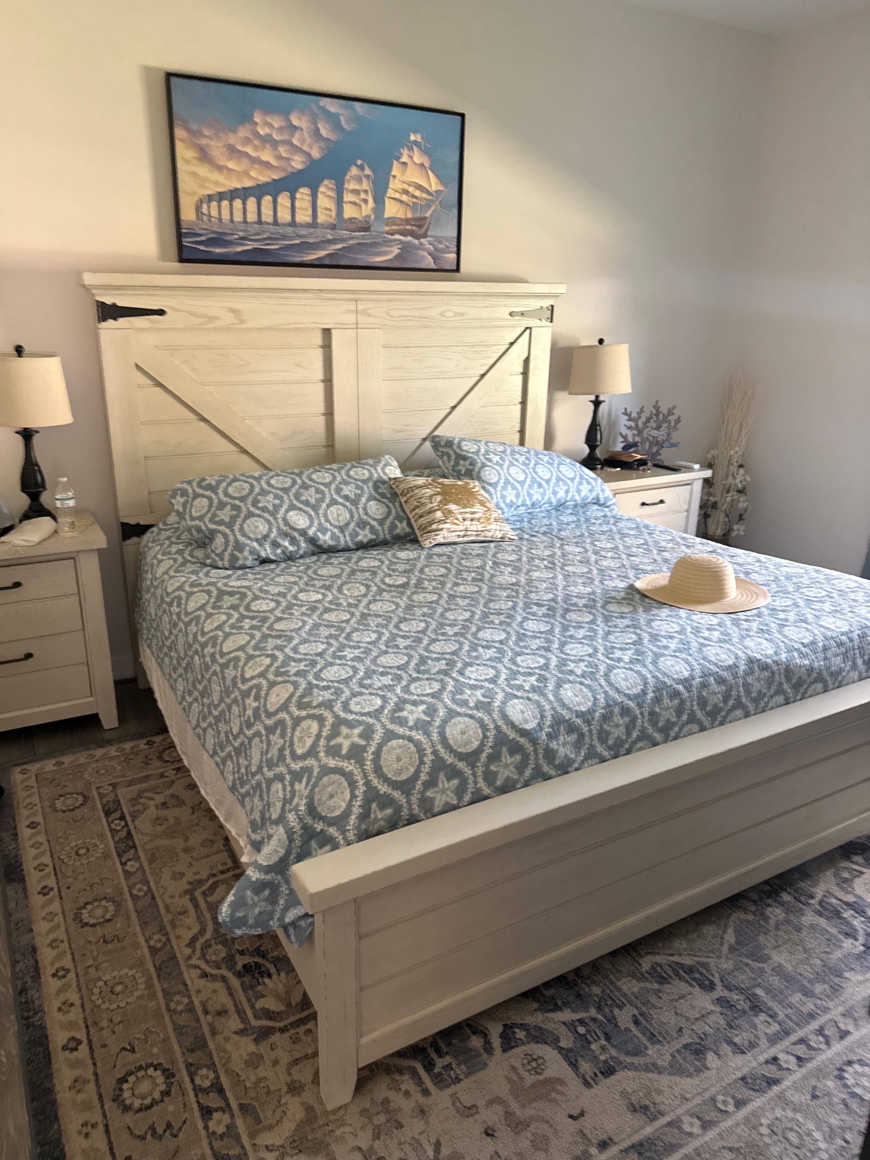 Lovely room, beautifully decorated. Just like the listing. 