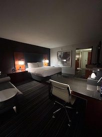 部屋は暗め。ライトがもう一つくらいほしかった。洗面所には口をゆすぐガラスもありません・・・