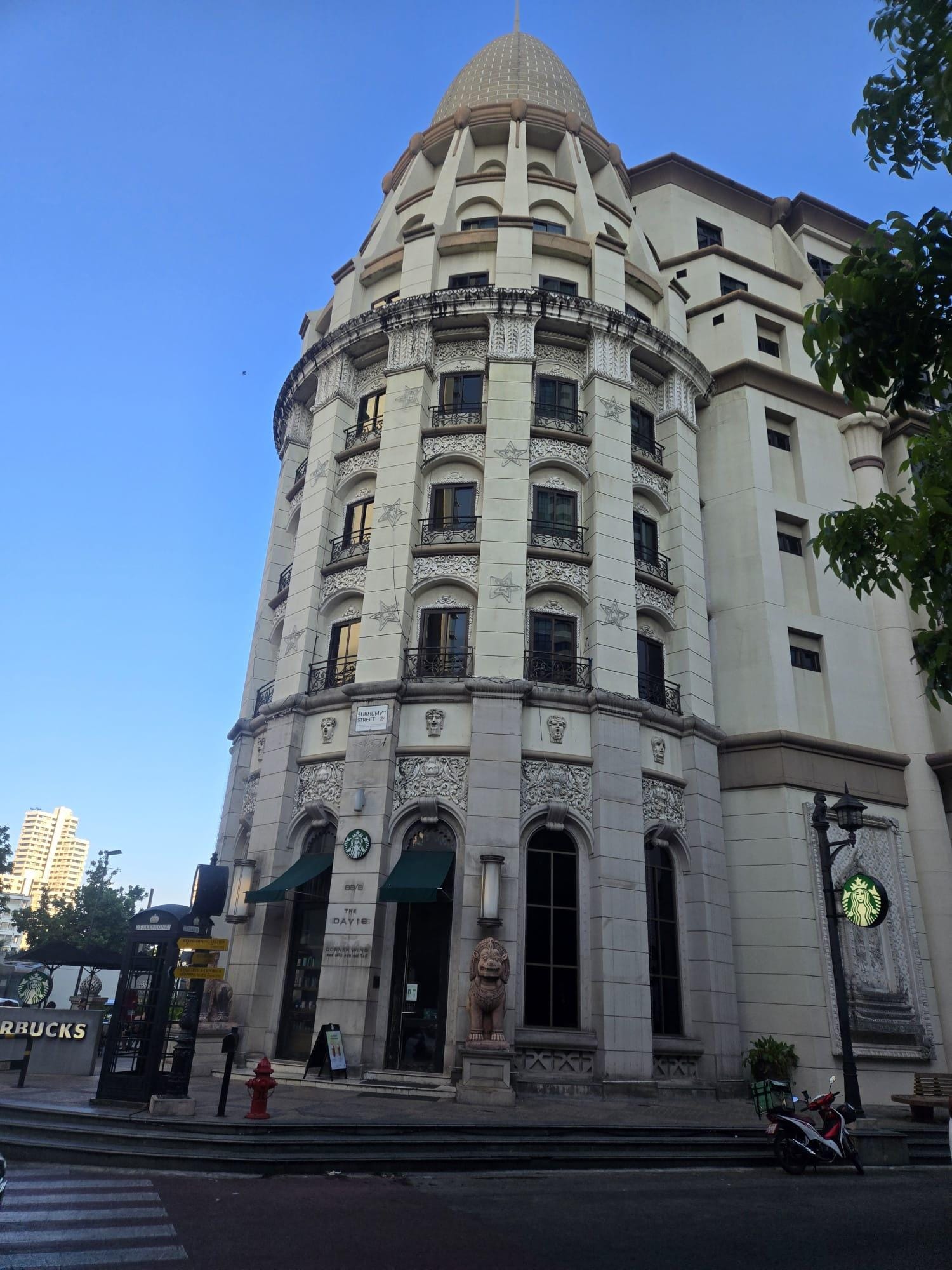 Corner suite building 