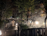 湯煙たなびく中庭散策風景(夜景)