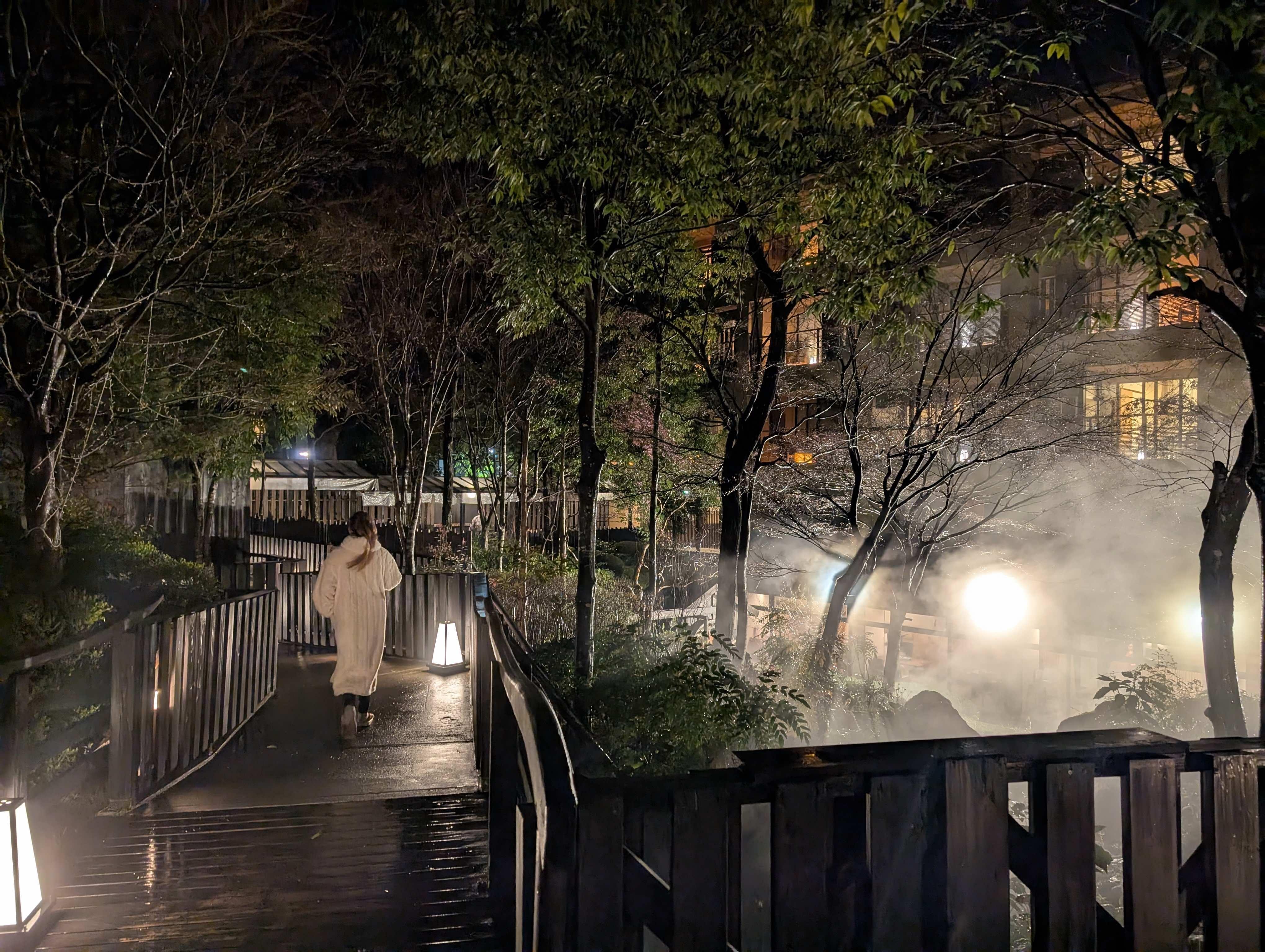 湯煙たなびく中庭散策風景(夜景)