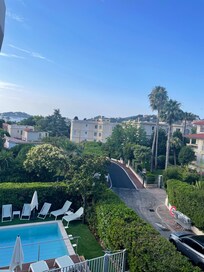 Udsigt til hotellets pool fra altanen