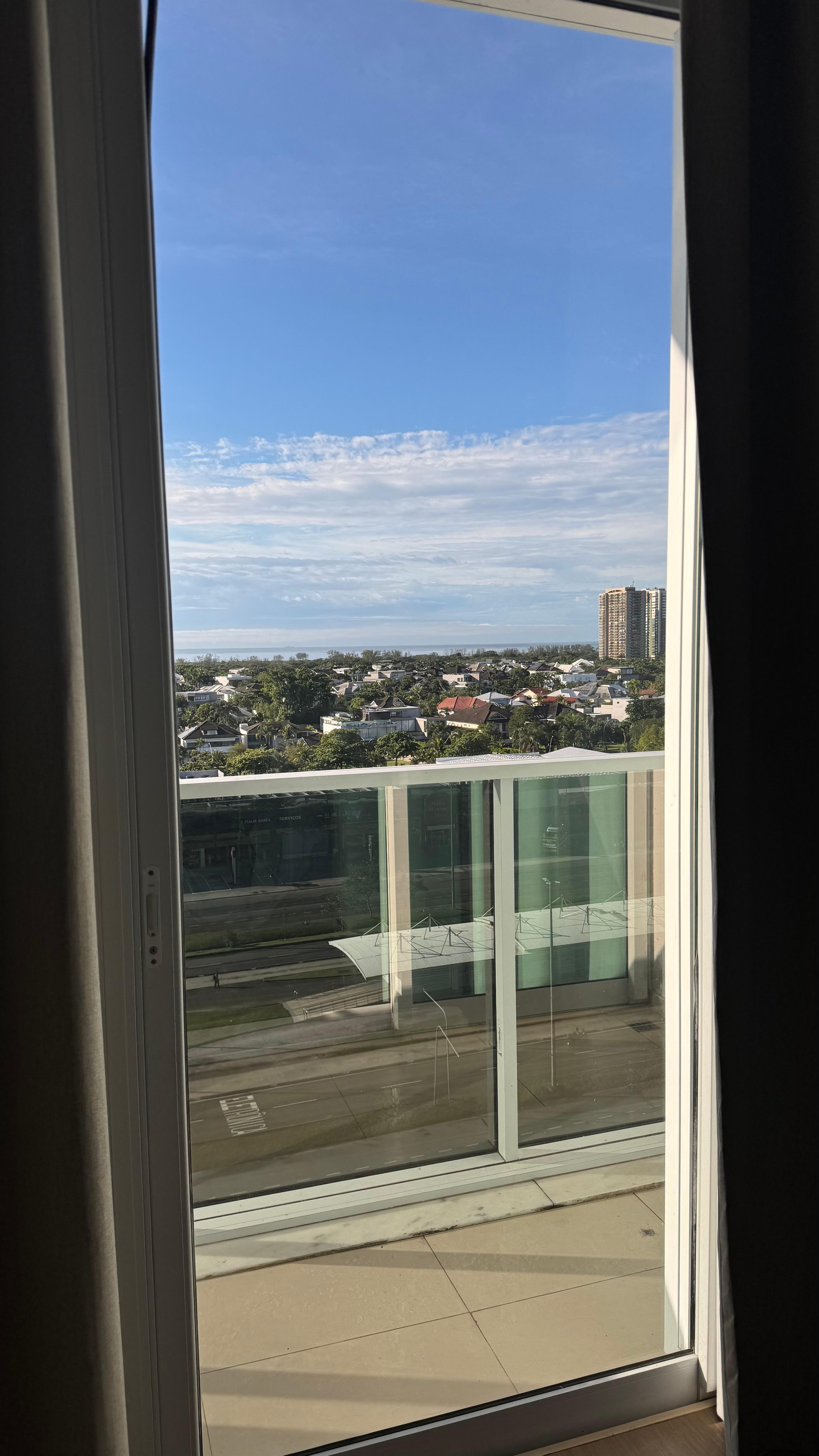 Quarto com sacada pra avenida (super tranquilo em relação ao barulho)