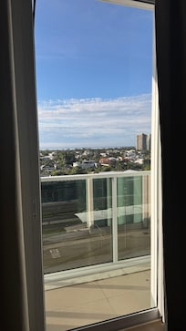 Quarto com sacada pra avenida (super tranquilo em relação ao barulho)