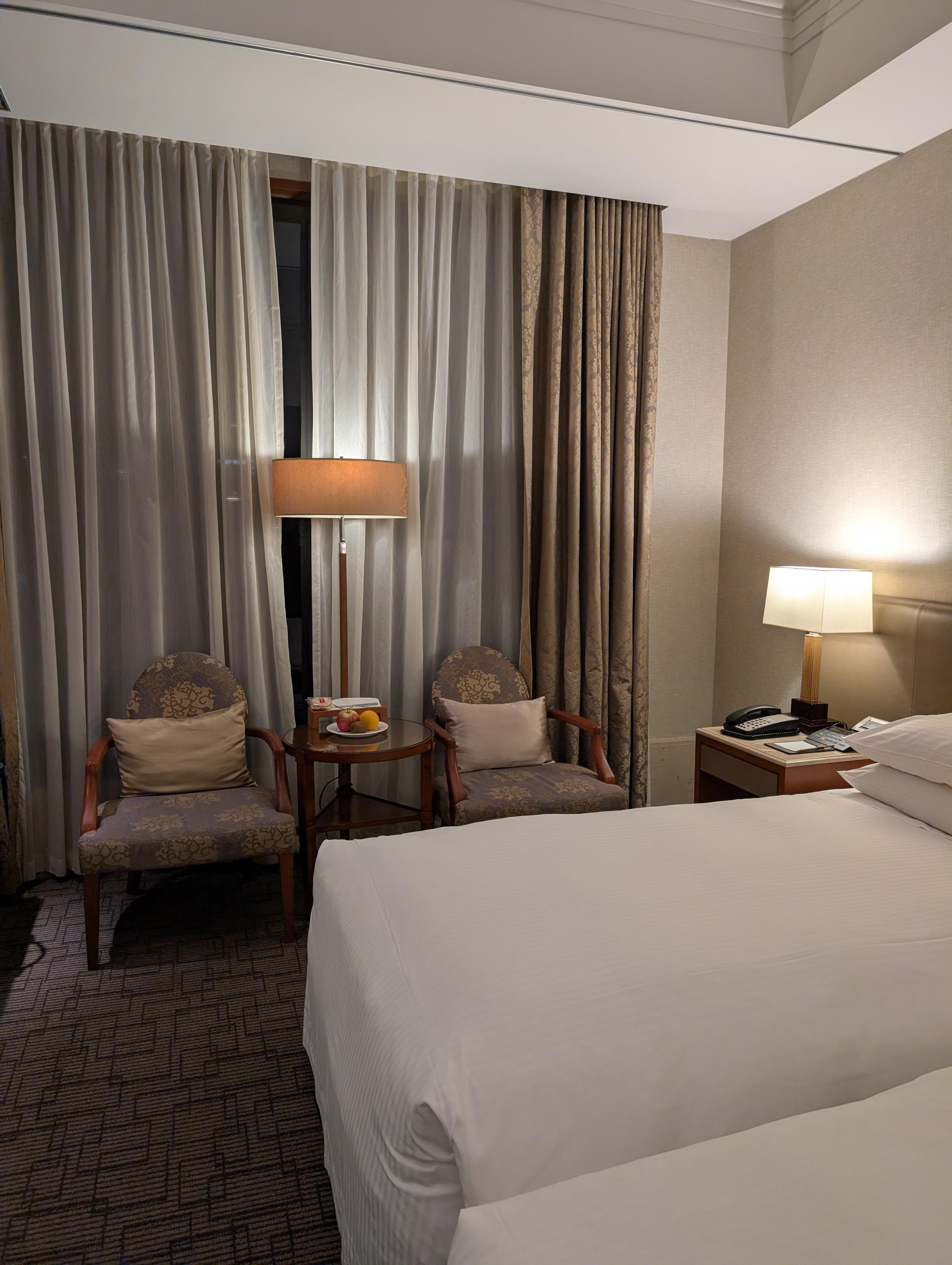 カフェテーブルと椅子もありました