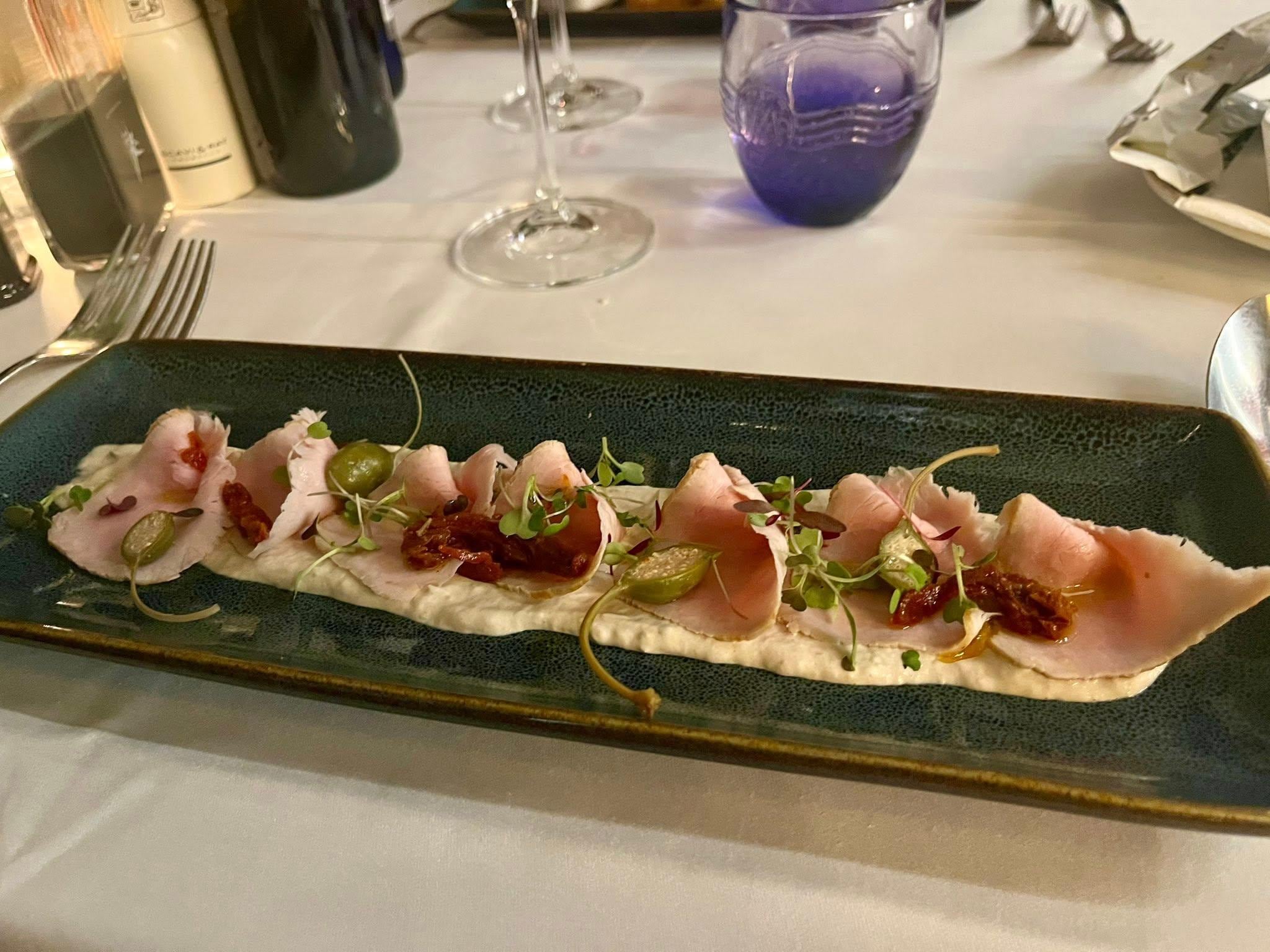 og fantastisk mad i deres restaurant med et perfekt udbud af vine!