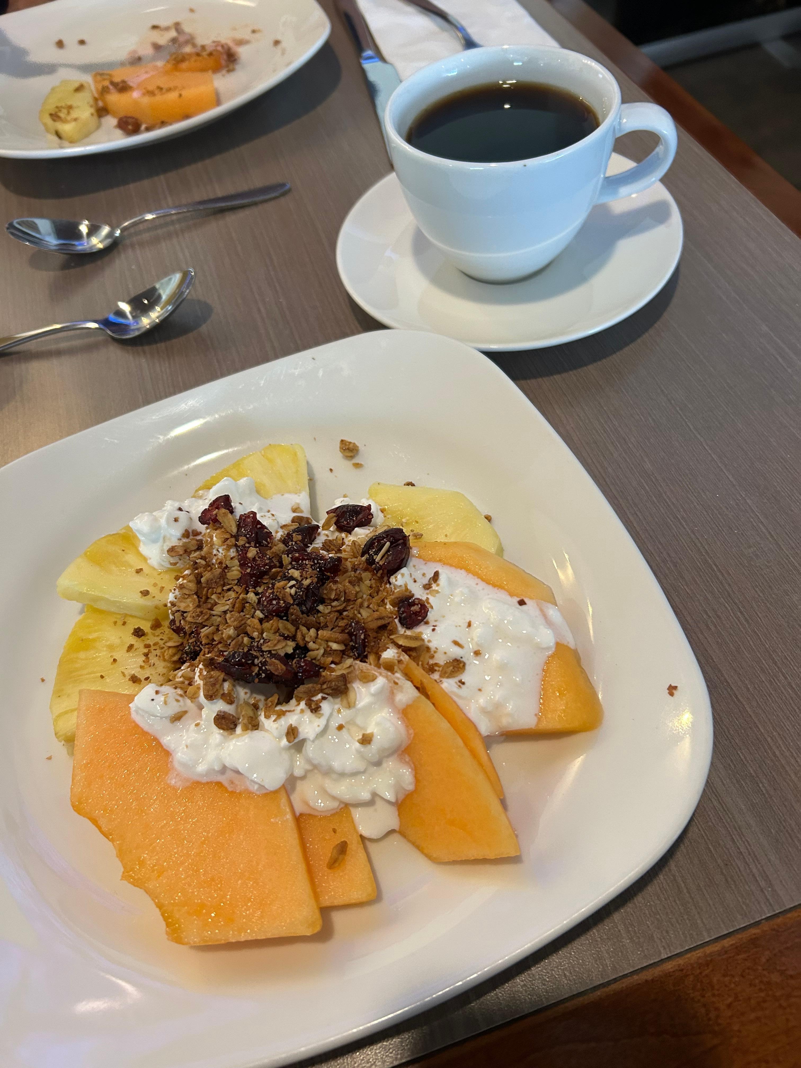 La fruta fresca del día y el personal muy atento y amable