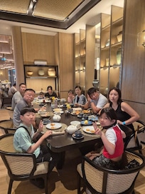 아침식사 시간 참석한 가족 10명이 함께 식사하는 사진 입니다