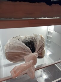 Lebensmittel von den vorherigen Gästen im Kühlschrank