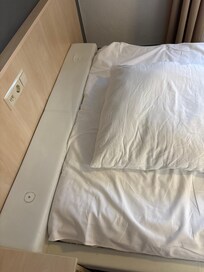 Bett ist schon in die Jahre gekommen.