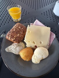 Breakfast is nice and plenty of selection