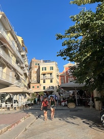 Busy square in front of Casa Spilia