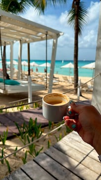 Café frente al mar
