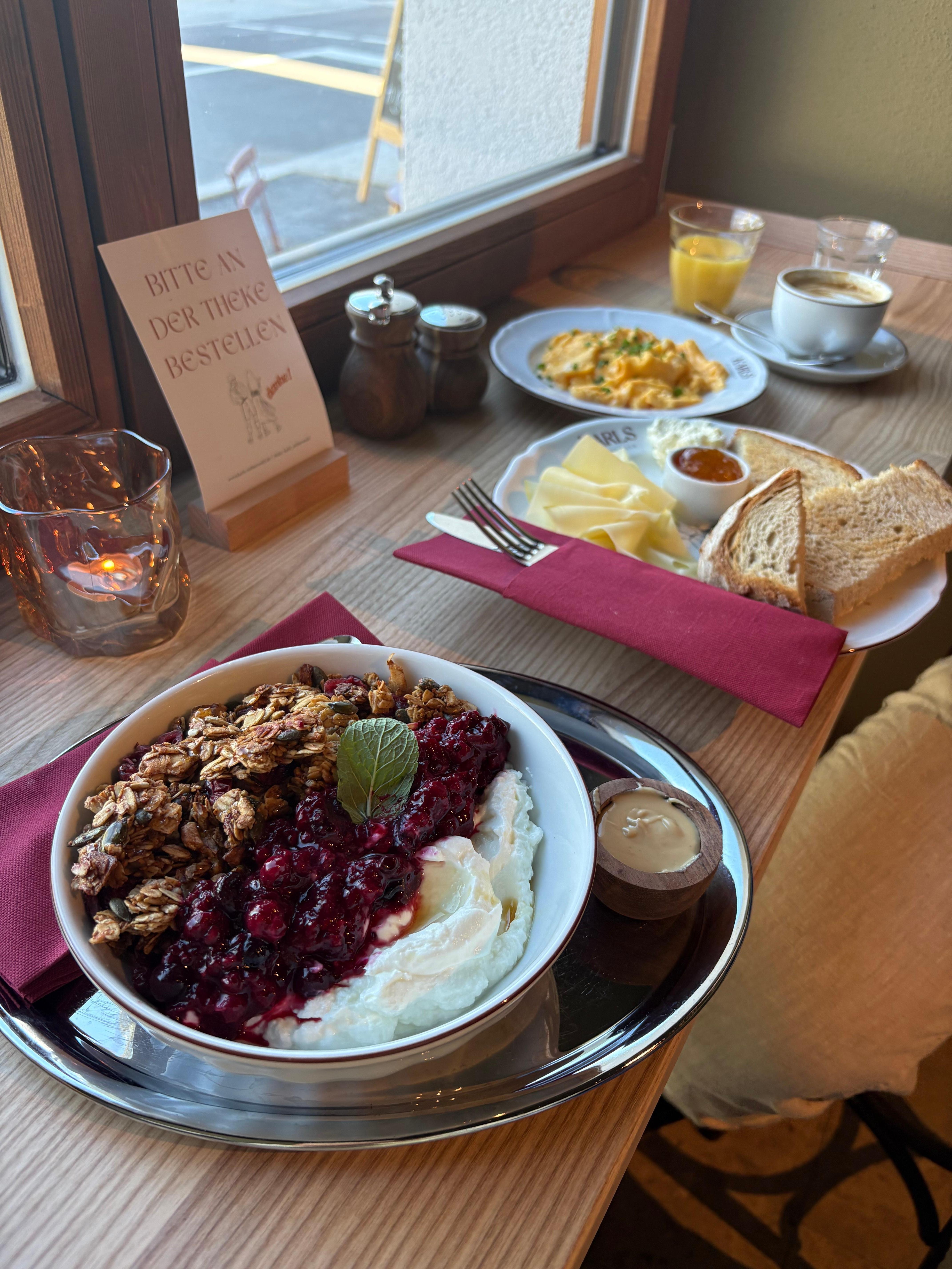 Granola Bowl und Bergsteiger Frühstück mit Rührei