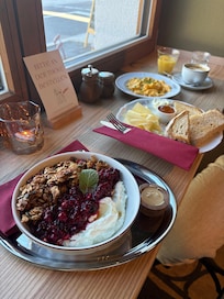 Granola Bowl und Bergsteiger Frühstück mit Rührei