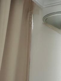 Durex pra sustentar a cortina na parede