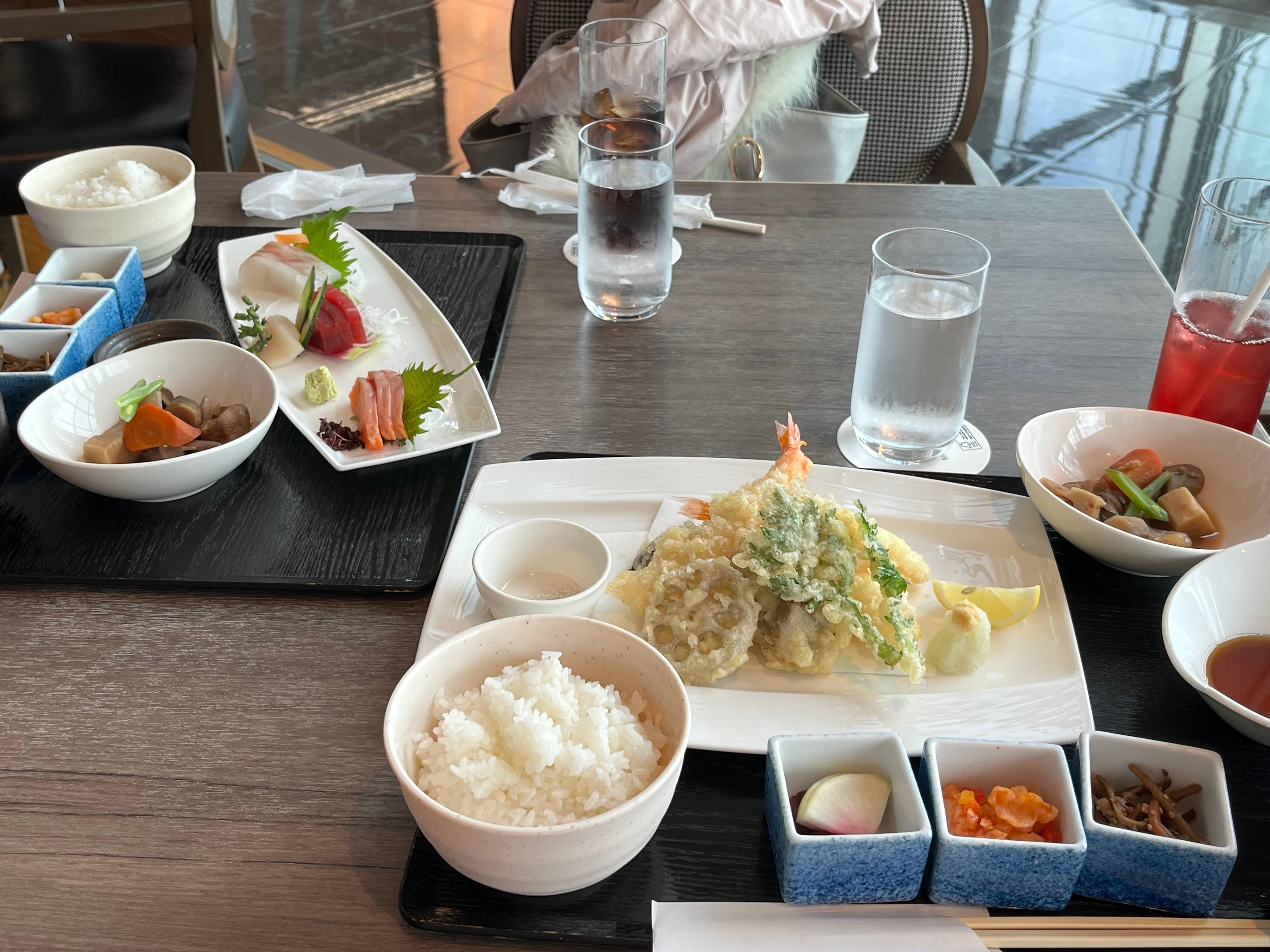 3つの食事の 中から一つ選びます。お刺身と天ぷら、美味しい😋に