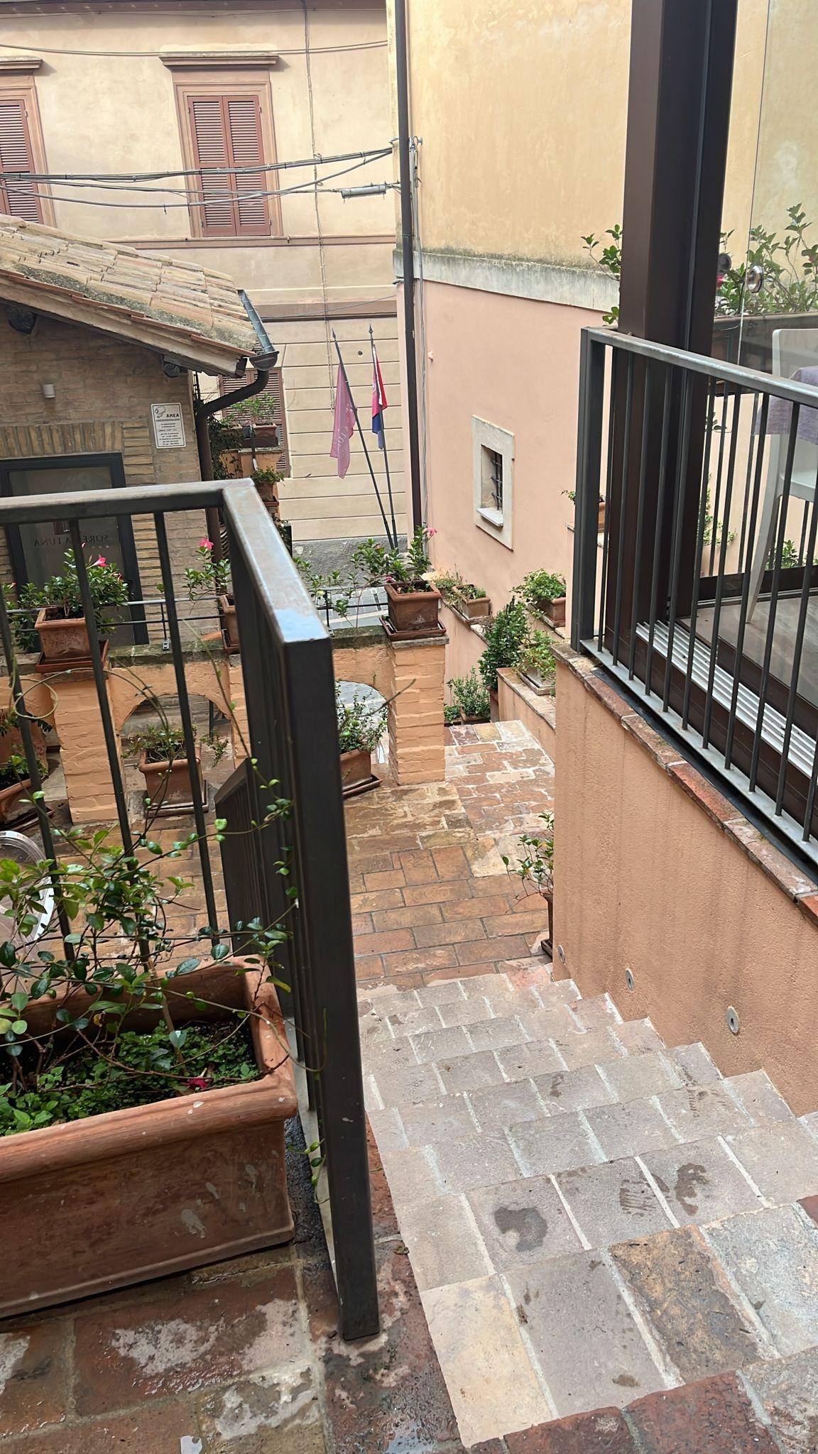 Vista dall'ingresso dell'hotel, con vista sulla via principale