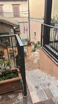 Vista dall'ingresso dell'hotel, con vista sulla via principale