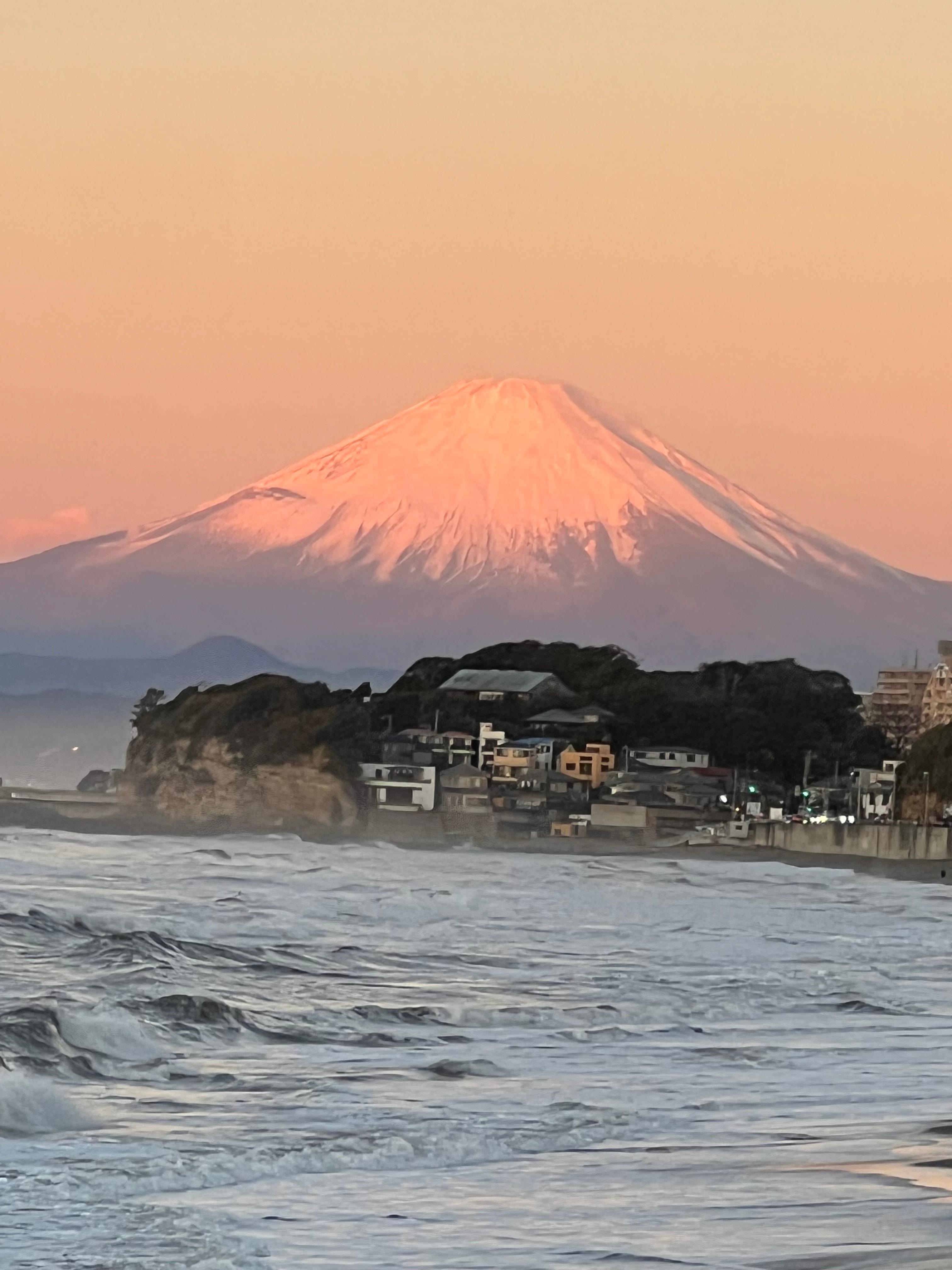 鎌倉の朝日が見たくて止まりましたピンクに染まった富士山最高でした