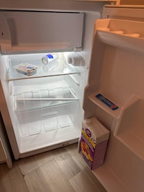 Food left and not cleaned by host from previous guest