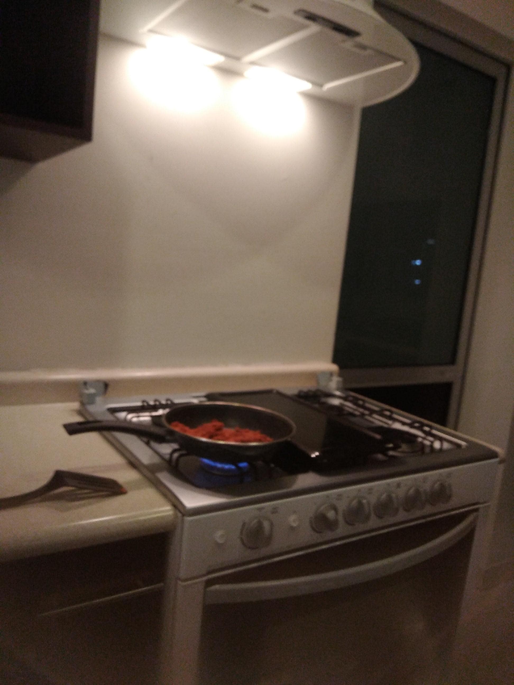 La cocina está completa, en mi opinión si lleven su aceite de cocina, azúcar, sal y café porque no hay, pero tienen sartenes de teflón, platos, vasos, tazas, cubiertos y así.
Para cocinar prendan el extractor qué está en la campana de arriba. 